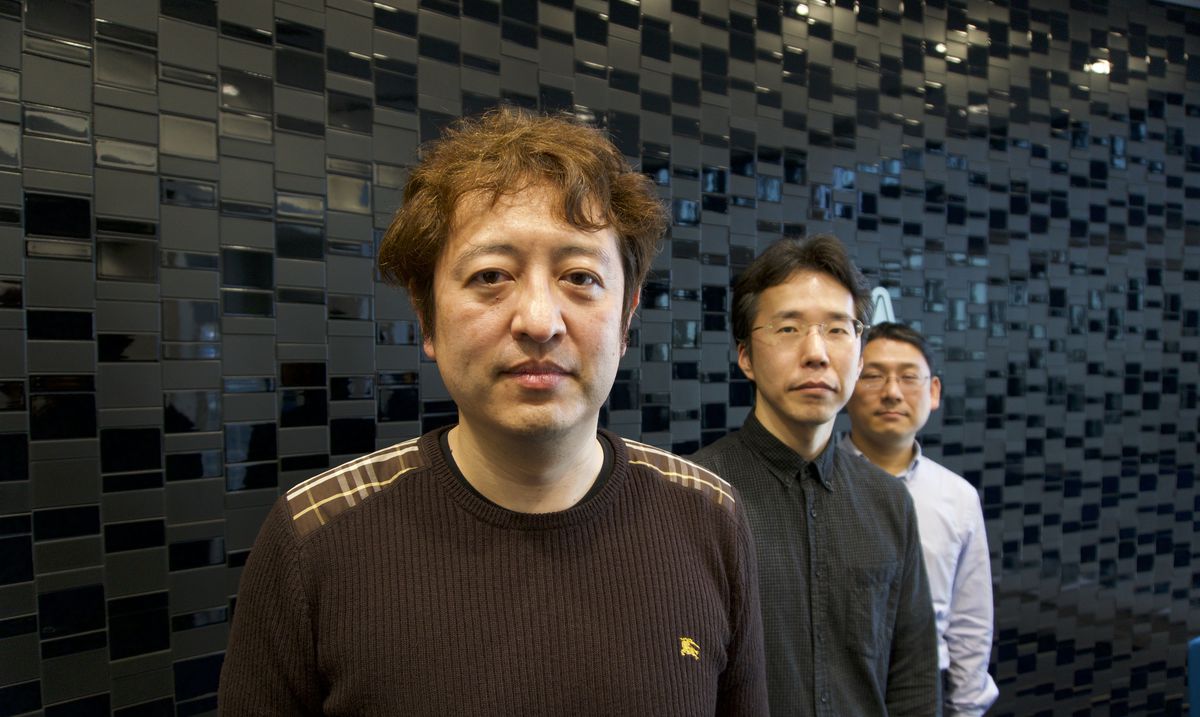 Tre ex programmatori Sega stanno di fronte a un muro piastrellato nero