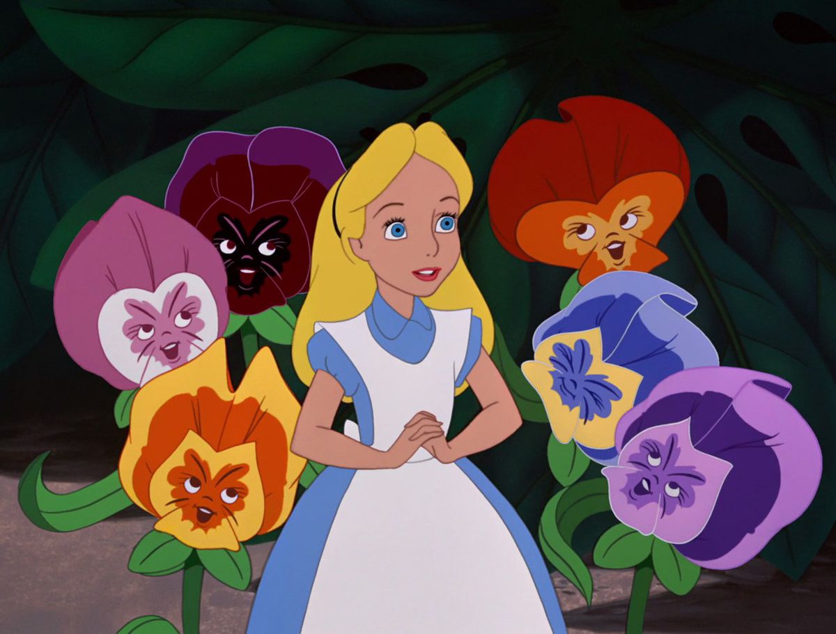 Alice circondata da fiori parlanti giganti, uomo stravagante