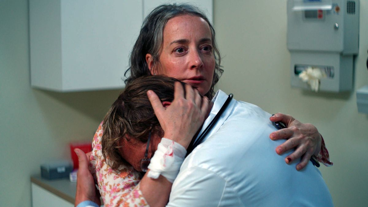 Lei muore domani: Jane Adams tiene in braccio un dottore che sta piangendo