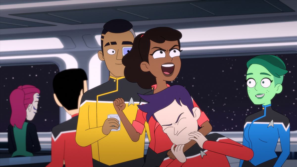Un personaggio in Star Trek: Lower Decks mette un altro in una presa di testa mentre un gruppo di personaggi si trova insieme di fronte a un campo stellare.