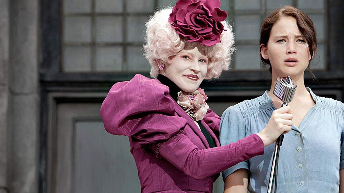 Effie (Elizabeth Banks) porge un microfono a Katniss (Jennifer Lawrence)