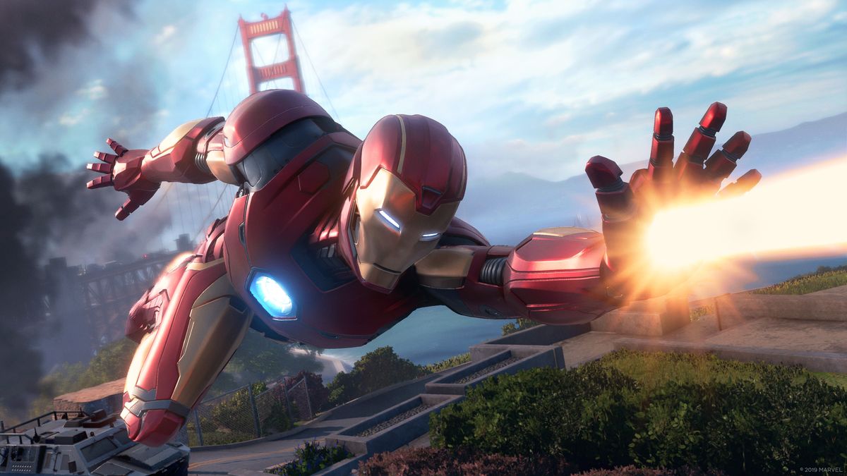 Iron Man vola con il Golden Gate Bridge sullo sfondo e lancia un raggio dalla mano sinistra in Marvel's Avengers