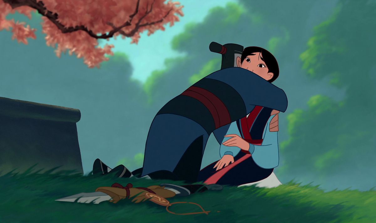 Mulan torna a casa e suo padre la abbraccia