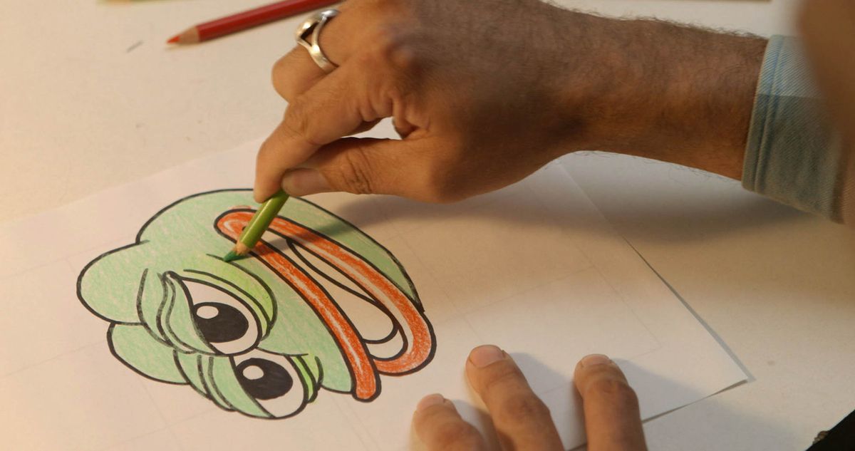 la mano di un uomo usa una matita di colore verde per sfumare un disegno della rana pepe nel documentario Feels Good Man