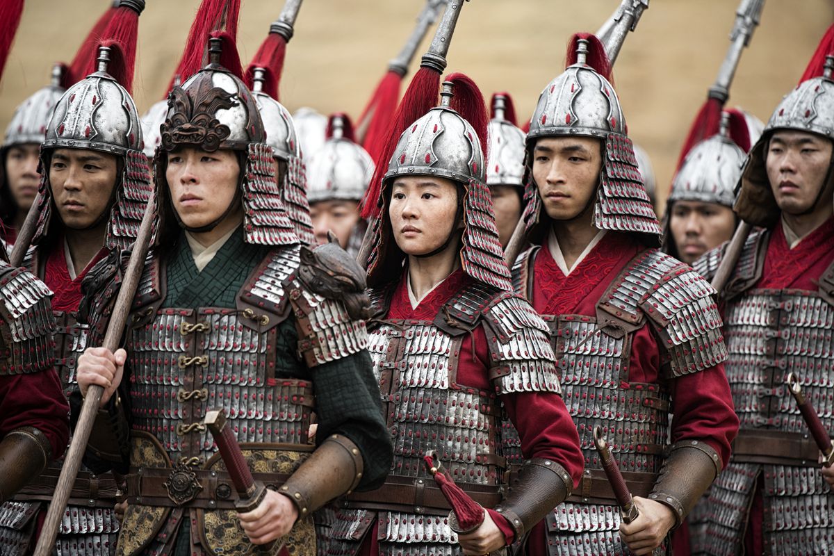 Mulan si trova tra un gruppo di soldati nel remake di Mulan