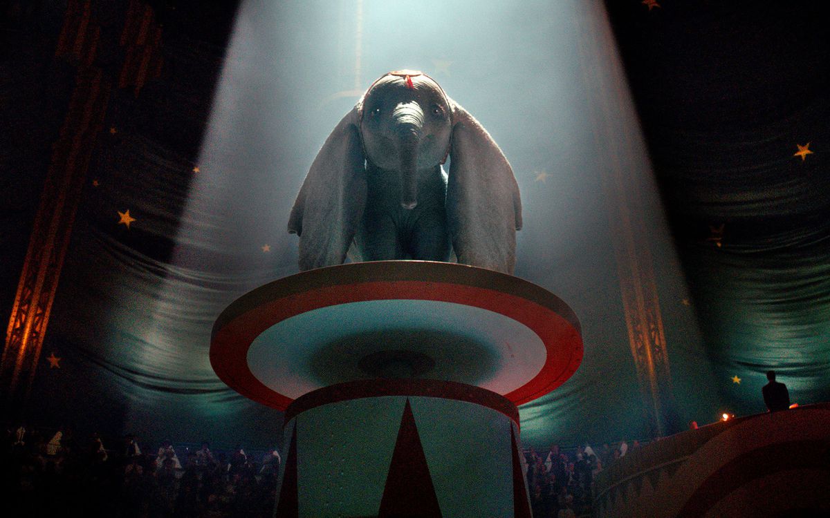 Dumbo (2019) - Dumbo che si esibisce nel circo