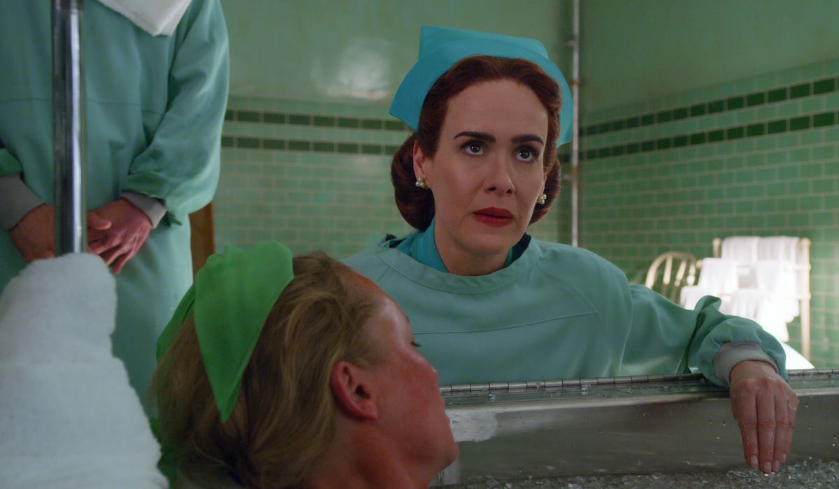 SARAH PAULSON nel ruolo di MILDRED RATCHED