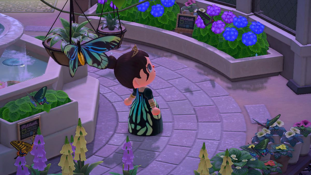 Animal Crossing: un giocatore con un abito a farfalla personalizzato si trova accanto all'ispirazione in una piazza di pietra