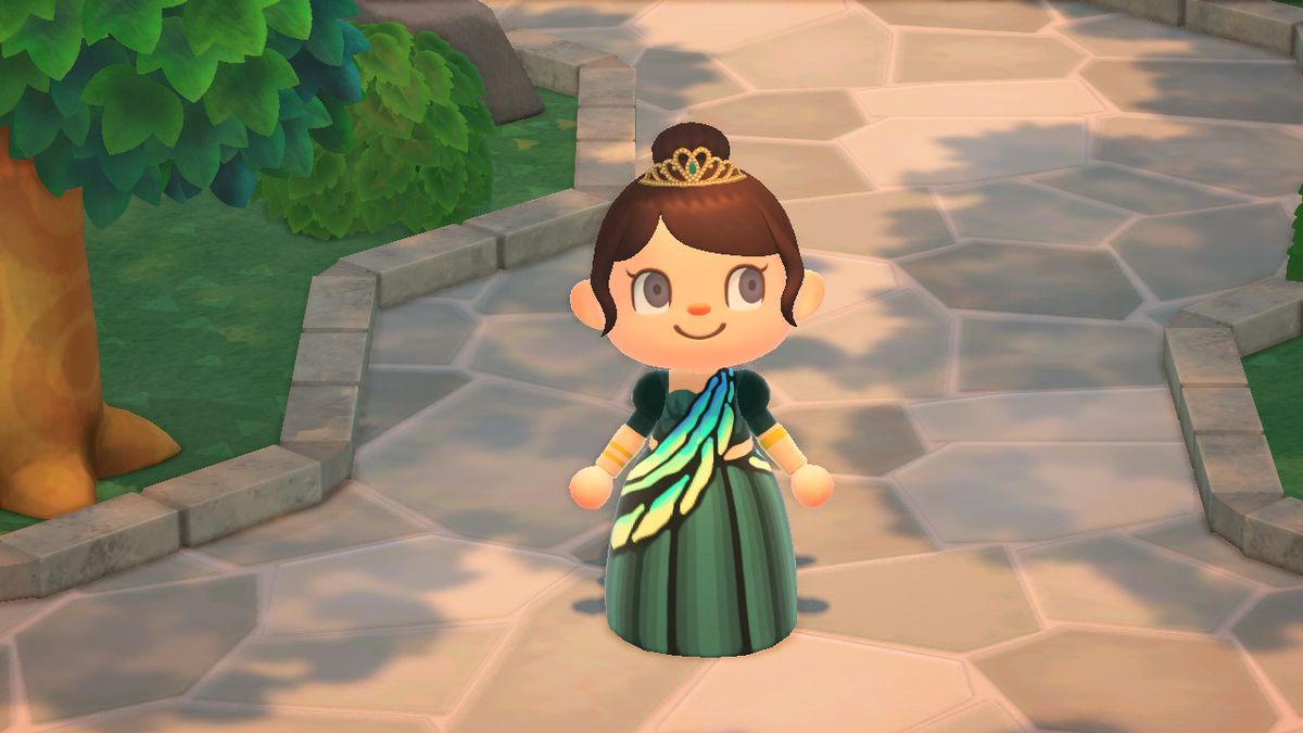 Animal Crossing: New Horizons - un personaggio, che indossa una tiara e un vestito a farfalla personalizzato, si trova nel mezzo di un sentiero di pietra sotto un albero.