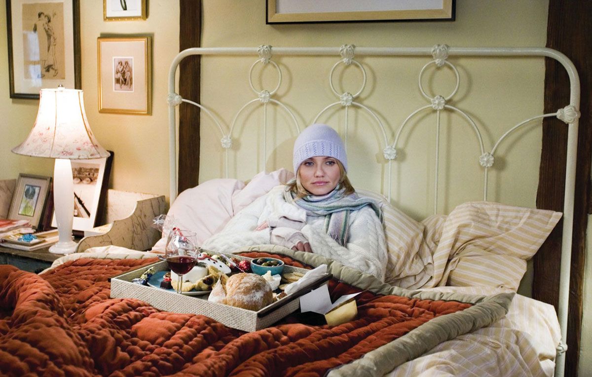 Cameron Diaz è seduta a letto con un vassoio di cibo