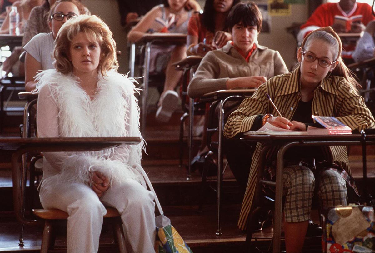 Josie (Drew Barrymore) e Aldys (LeeLee Sobieski) siedono in classe in uno screenshot da Never Been Kissed