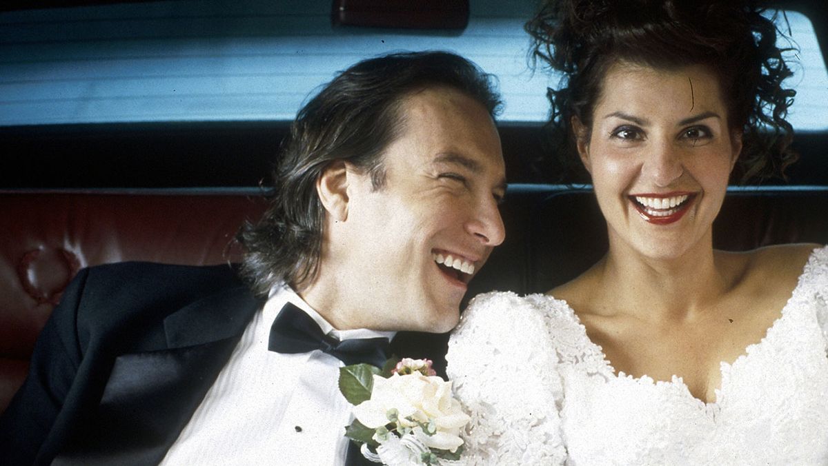 Ian (John Corbett) e Toula (Nia Vardalos) ridono sul sedile posteriore di un'auto in uno screenshot da My Big Fat Greek Wedding