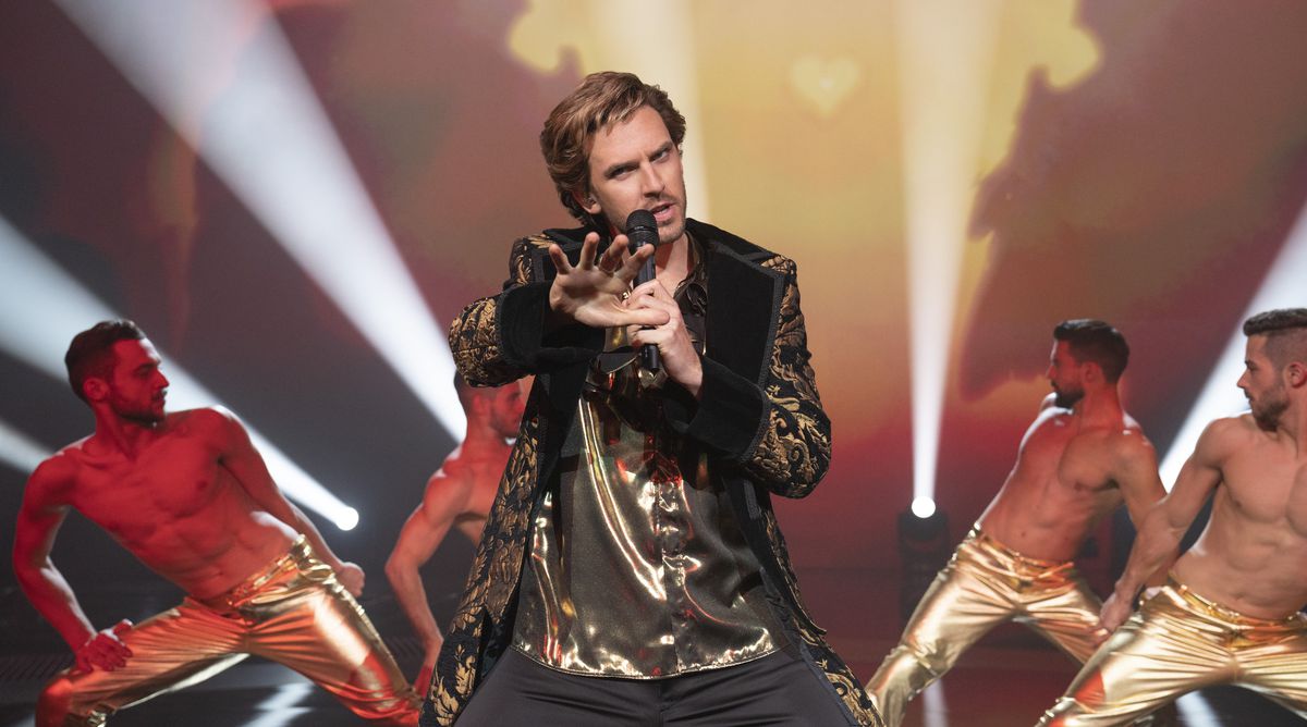Dan Stevens si esibisce sul palco dell'Eurovision Song Contest
