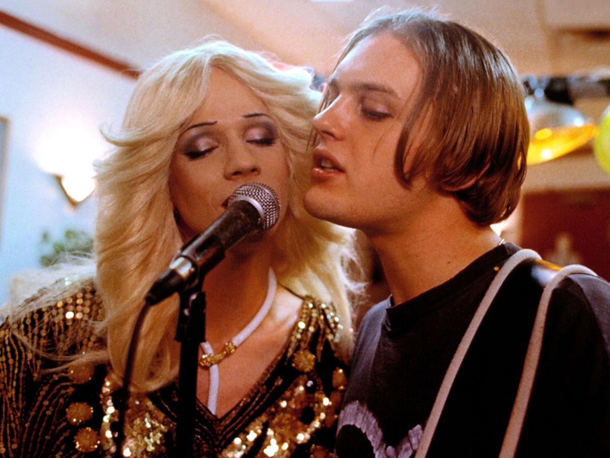John Cameron Mitchell e Michael Pitt cantano insieme al microfono in Hedwig and the Angry Inch
