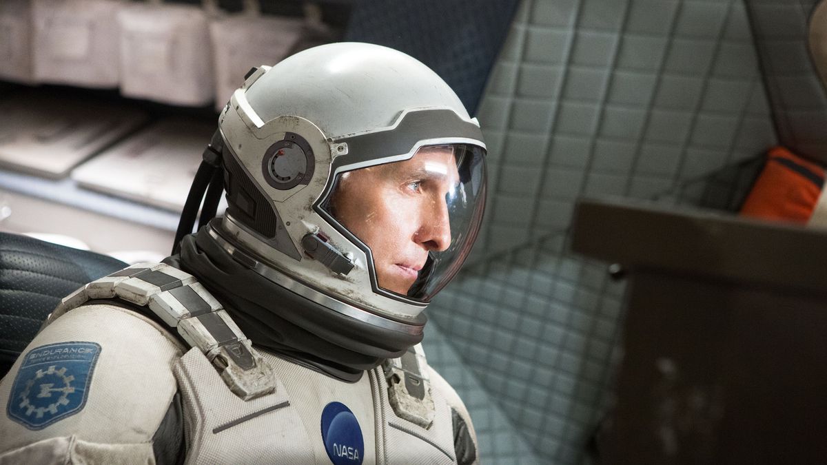 Matthew McConaughey in completo equipaggiamento da astronauta in Interstellar