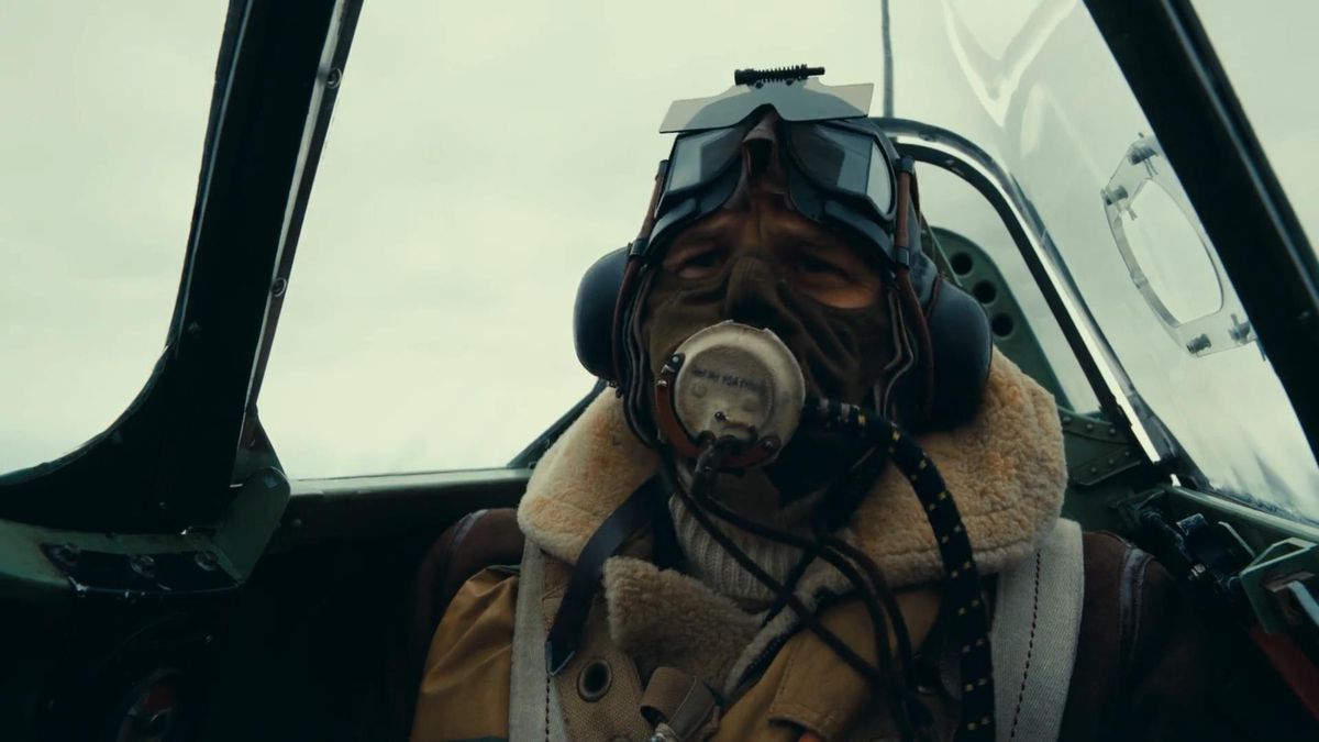 Tom Hardy nella cabina di pilotaggio del suo aereo da caccia a Dunkerque
