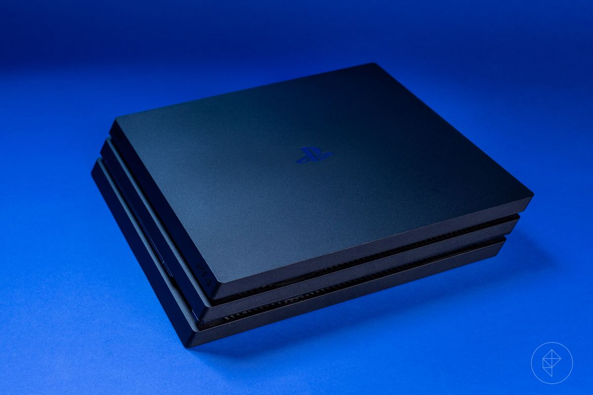 Console PS4 Pro su sfondo blu