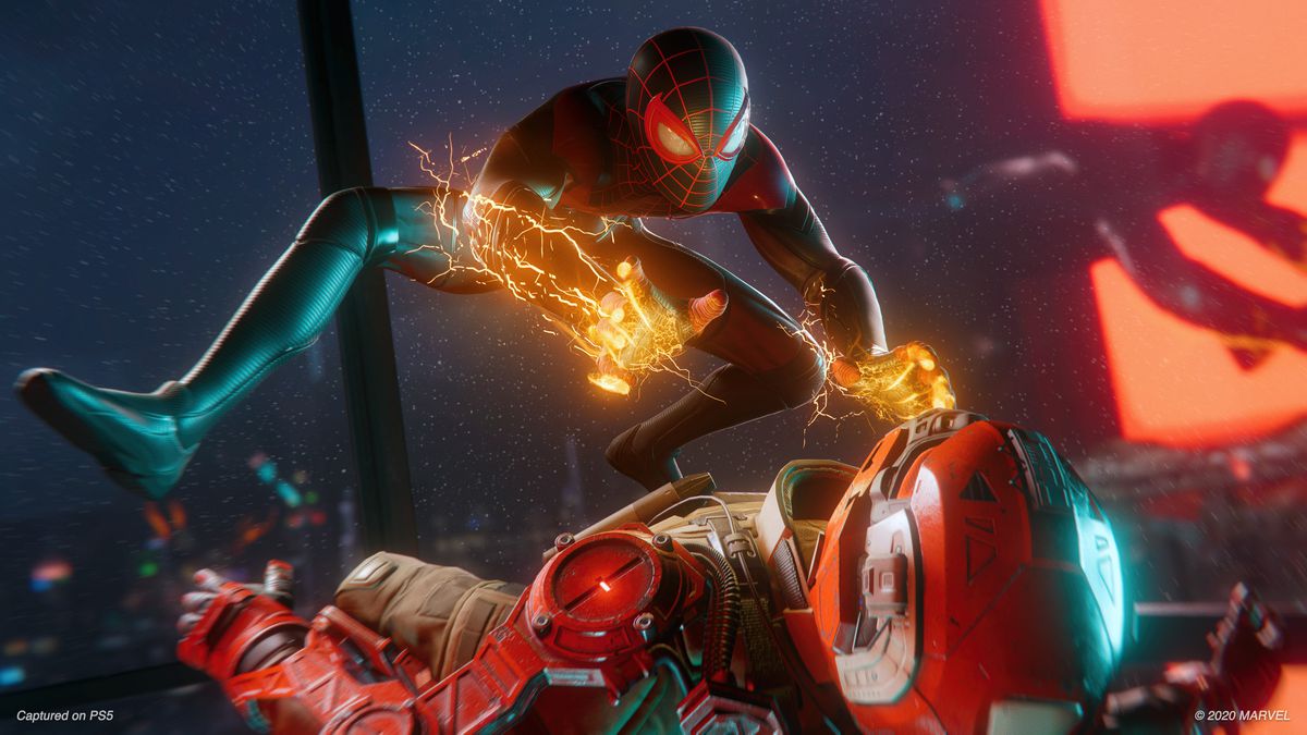 Spider-Man sconvolge un nemico steso a terra in Spider-Man: Miles Morales