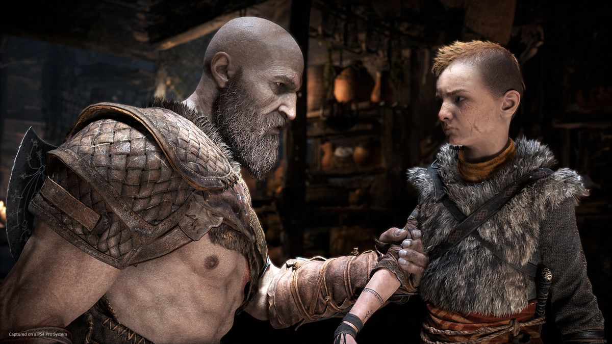 Kratos afferra Atreus per il braccio in God of War (2018)