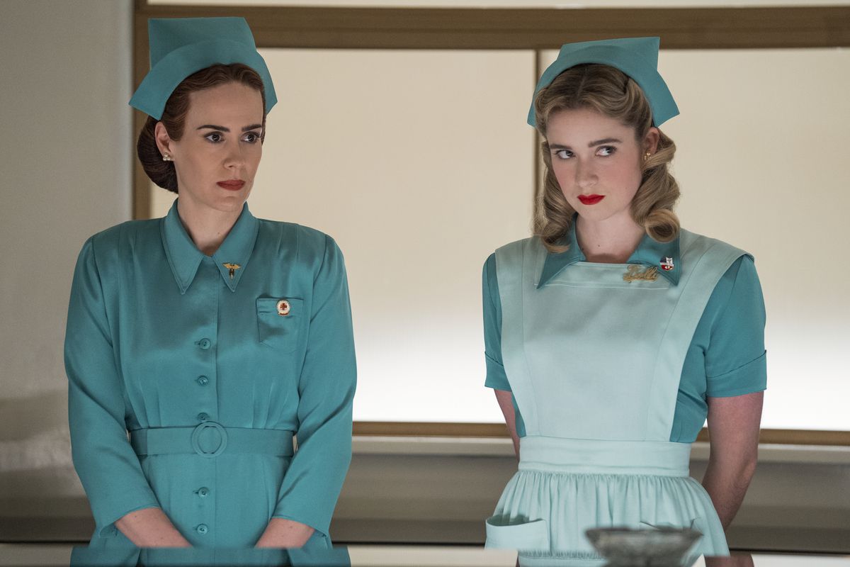 Due infermiere in un vivido blu brillante in Ratched di Netflix