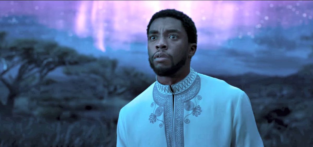 Chadwick Boseman nel ruolo di T’Challa, la Pantera Nera in un trailer di Black Panther.