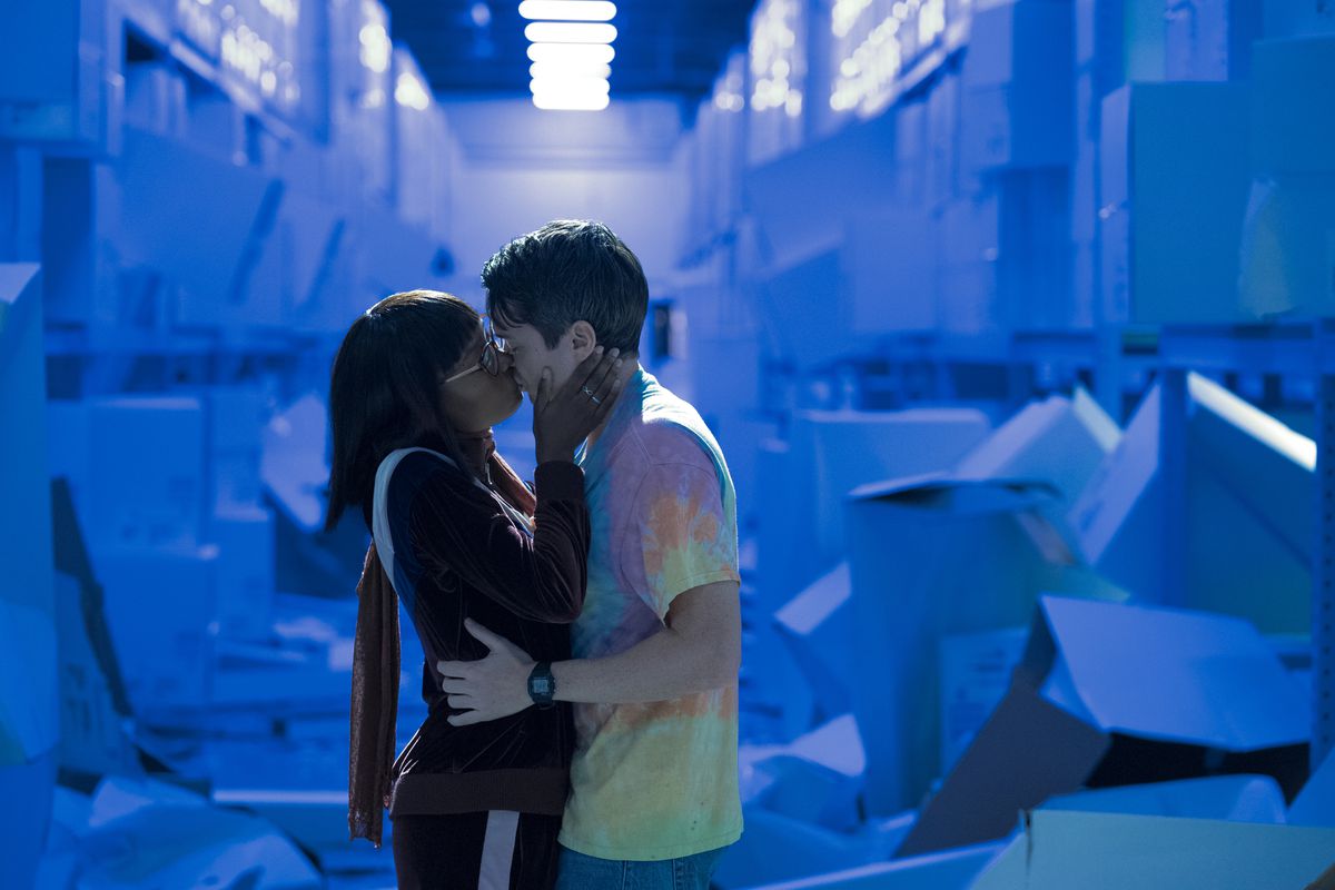 Due personaggi si baciano davanti a uno sfondo blu intenso nell'utopia di Amazon