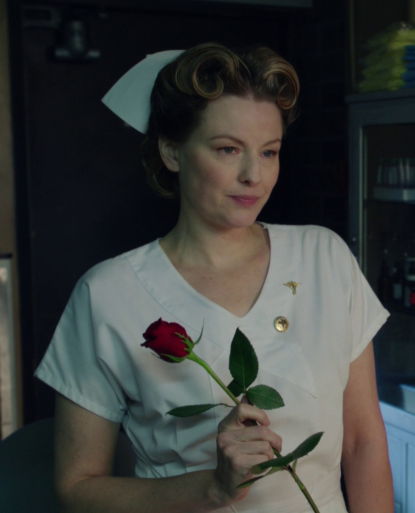 l'infermiera si ruppe tenendo in mano una rosa