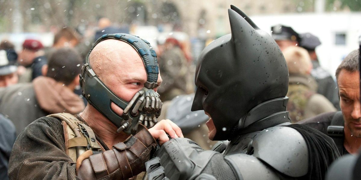 Tom Hardy nei panni di Bane e Christian Bale nei panni di Batman lottano in The Dark Knight Rises