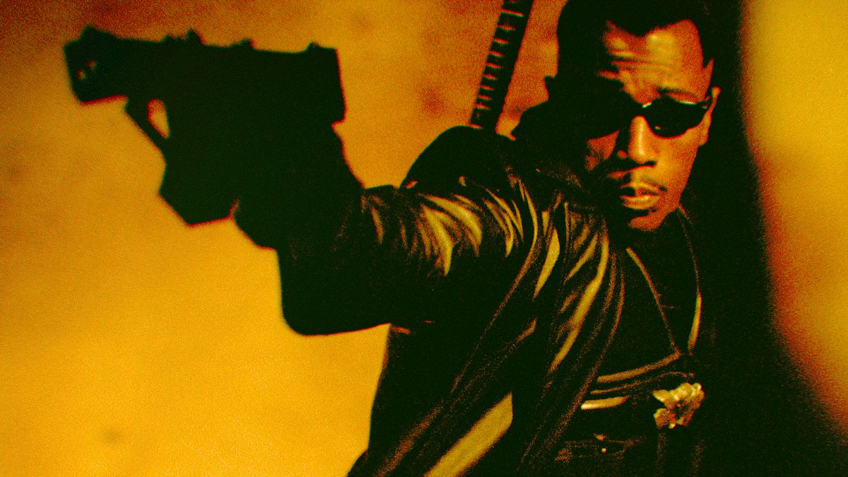 L'attore Wesley Snipes solleva una pistola in una scena del film Blade