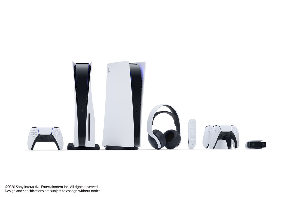 Hardware e accessori PlayStation 5: da sinistra a destra, il controller DualSense, PS5 (in piedi verticalmente), PS5 Digital Edition (in piedi verticalmente), auricolare wireless Pulse 3D, telecomando multimediale, stazione di ricarica DualSense e videocamera HD