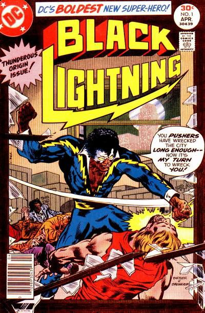 Black Lightning, in costume blu, giallo e nero, maschera bianca e afro, lancia un criminale in un magazzino, dicendo 