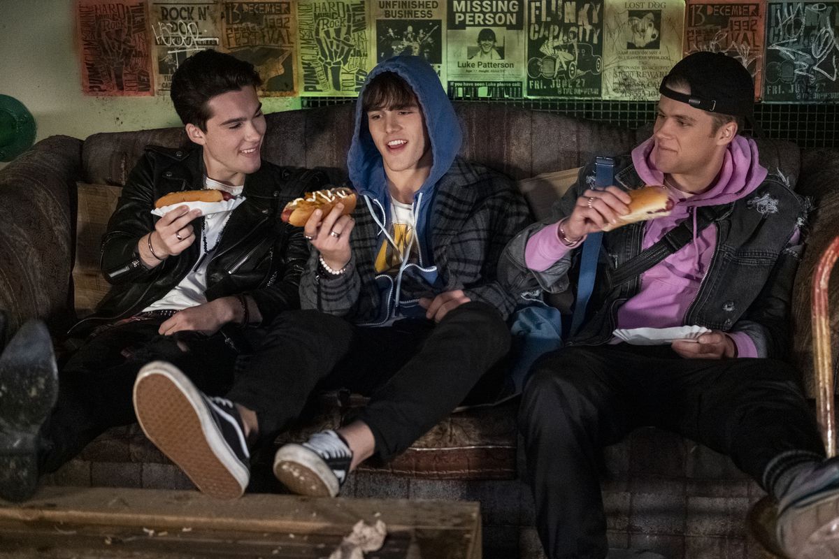 la boy band che sta per mangiare degli hot dog