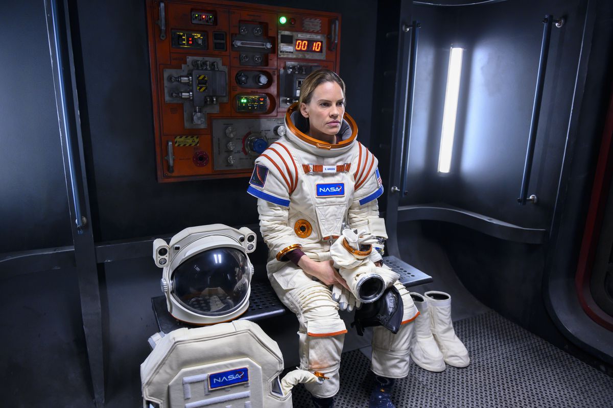 Hilary Swank, in tuta spaziale, è seduta su una panchina nella serie spaziale di Netflix Away.
