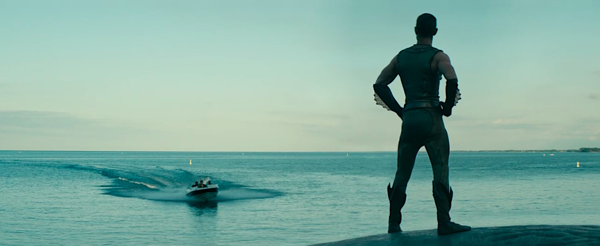 Chace Crawford si trova in cima a una balena, guardando fuori sull'acqua, nella seconda stagione di The Boys