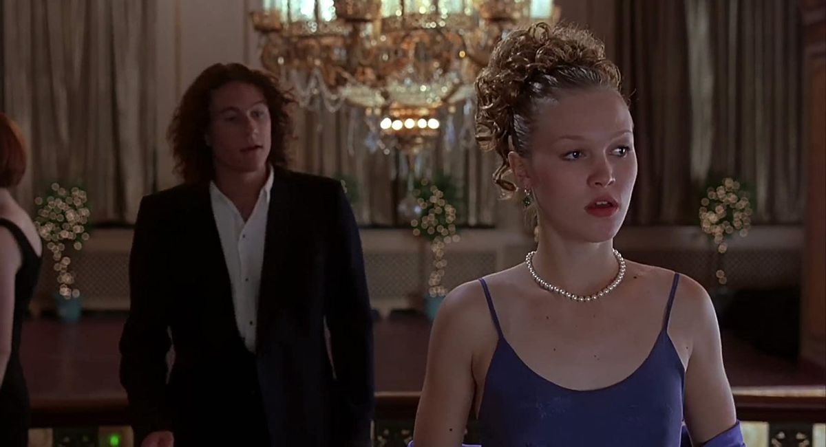 Patrick (Heath Ledger) corre dietro a Kat (Julia Stiles) in uno screenshot di 10 cose che odio di te