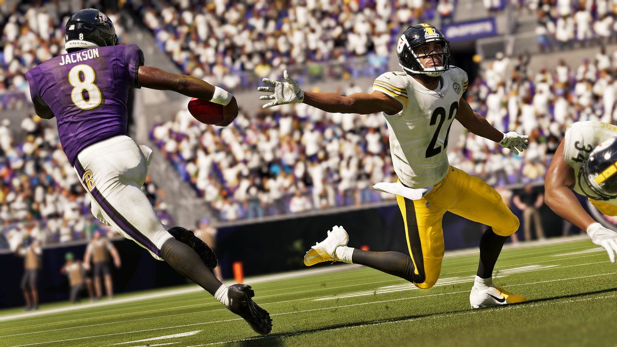 Il quarterback dei Baltimore Ravens Lamar Jackson si esibisce con un difensore dei Pittsburgh Steelers in Madden NFL 21