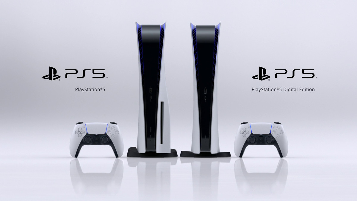 rendering del prodotto di PlayStation 5 (a sinistra) e PlayStation 5 Digital Edition in piedi uno accanto all'altro, con un controller DualSense su entrambi i lati