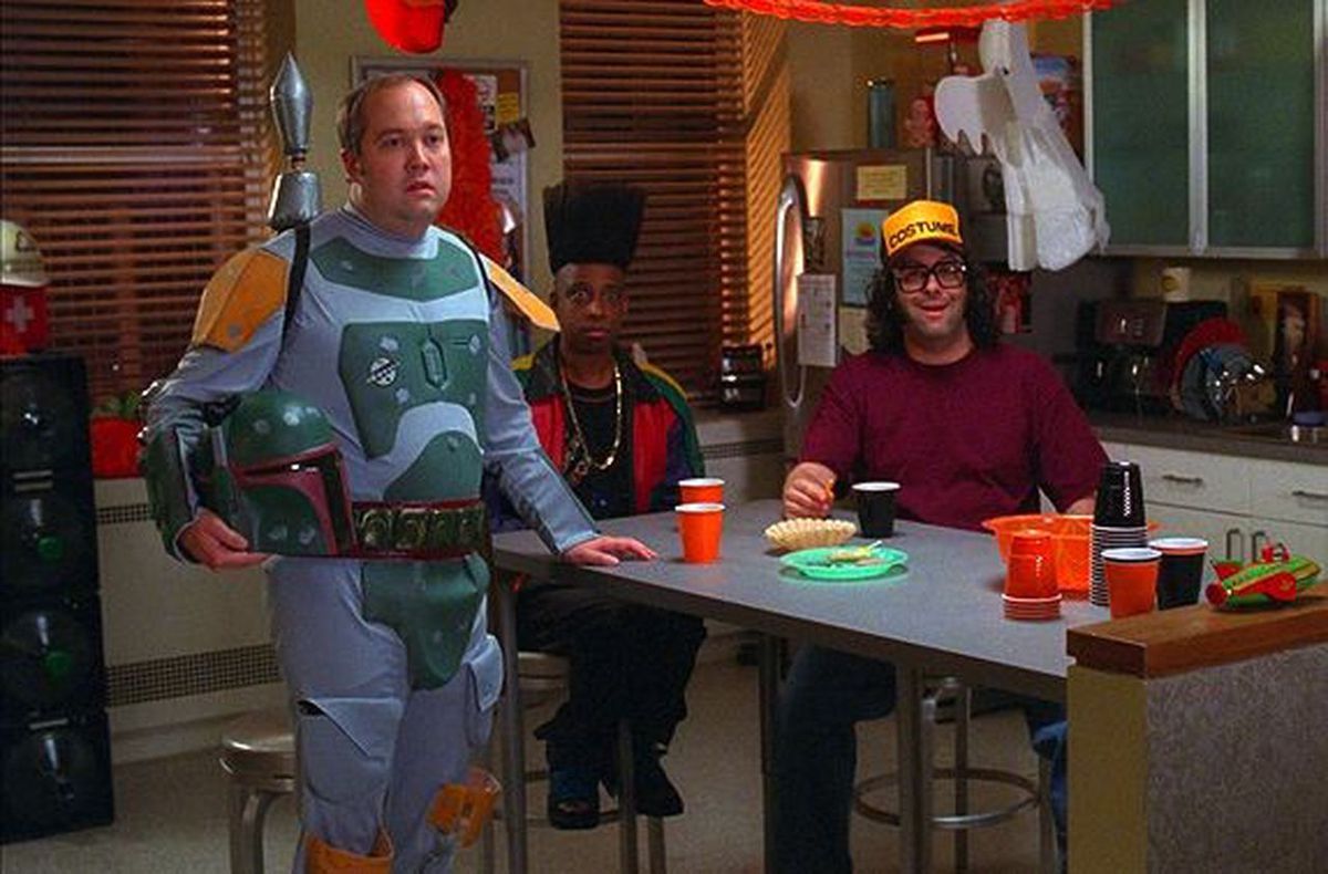 Lutz, Toofer e Frank indossano costumi nell'episodio di Halloween di 30 Rock 