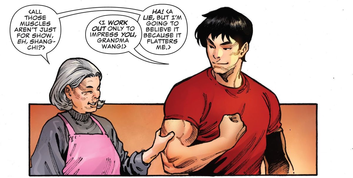 una zia cinese che si complimenta con i muscoli dello shang-chi in shang-ch # 1 della Marvel (2020)