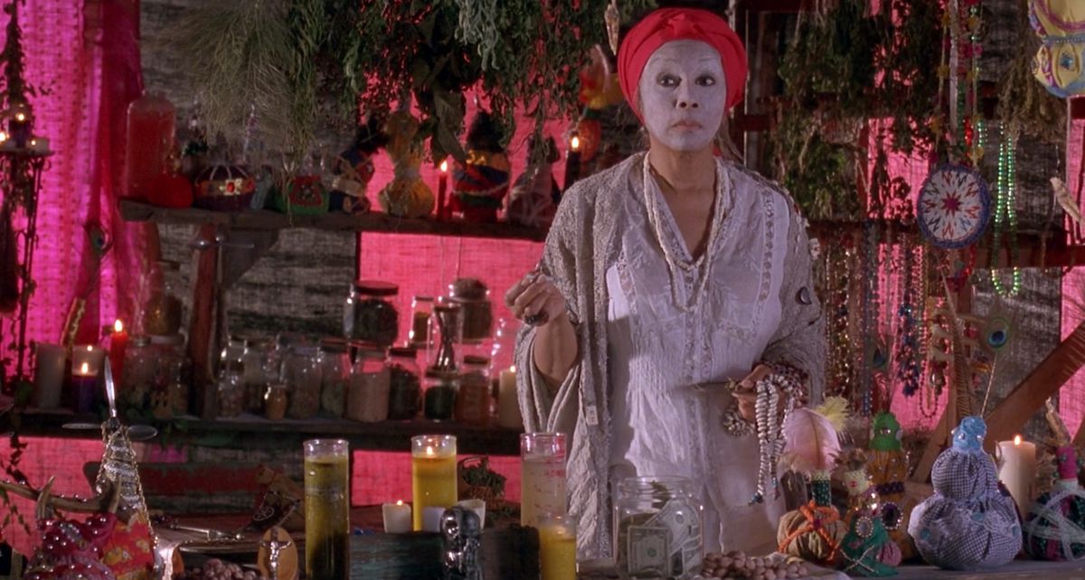 Un personaggio si trova in una stanza colorata e indossa una crema per il viso in Eve’s Bayou