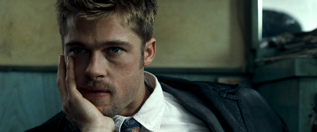 sette: il detective di Brad Pitt si appoggia il mento sulla mano in profonda riflessione