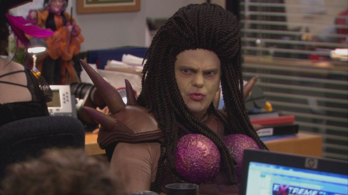 Dwight si veste in costume