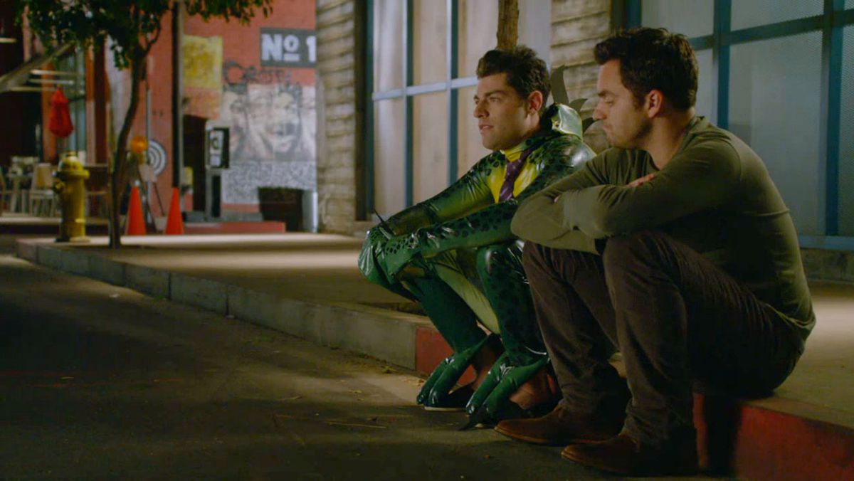 Nick e Schmidt si siedono su un marciapiede