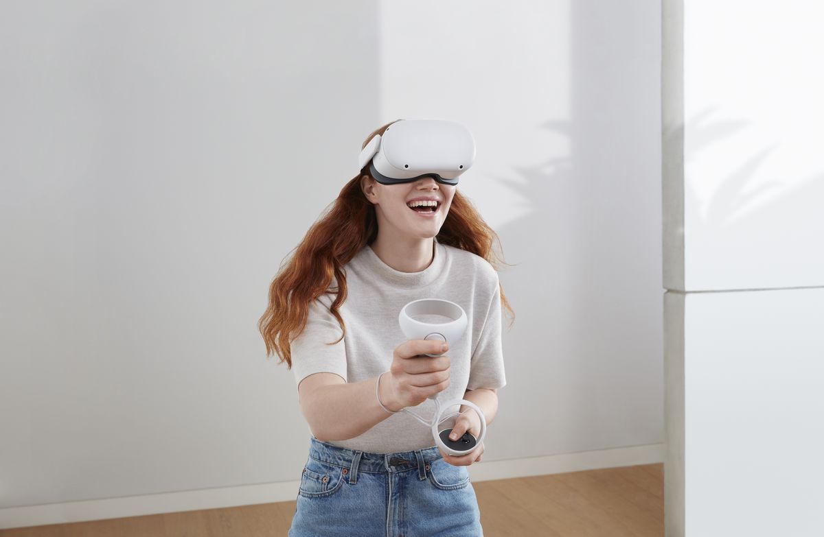 Una donna usa l'hardware di Oculus Quest 2 per esplorare la realtà virtuale