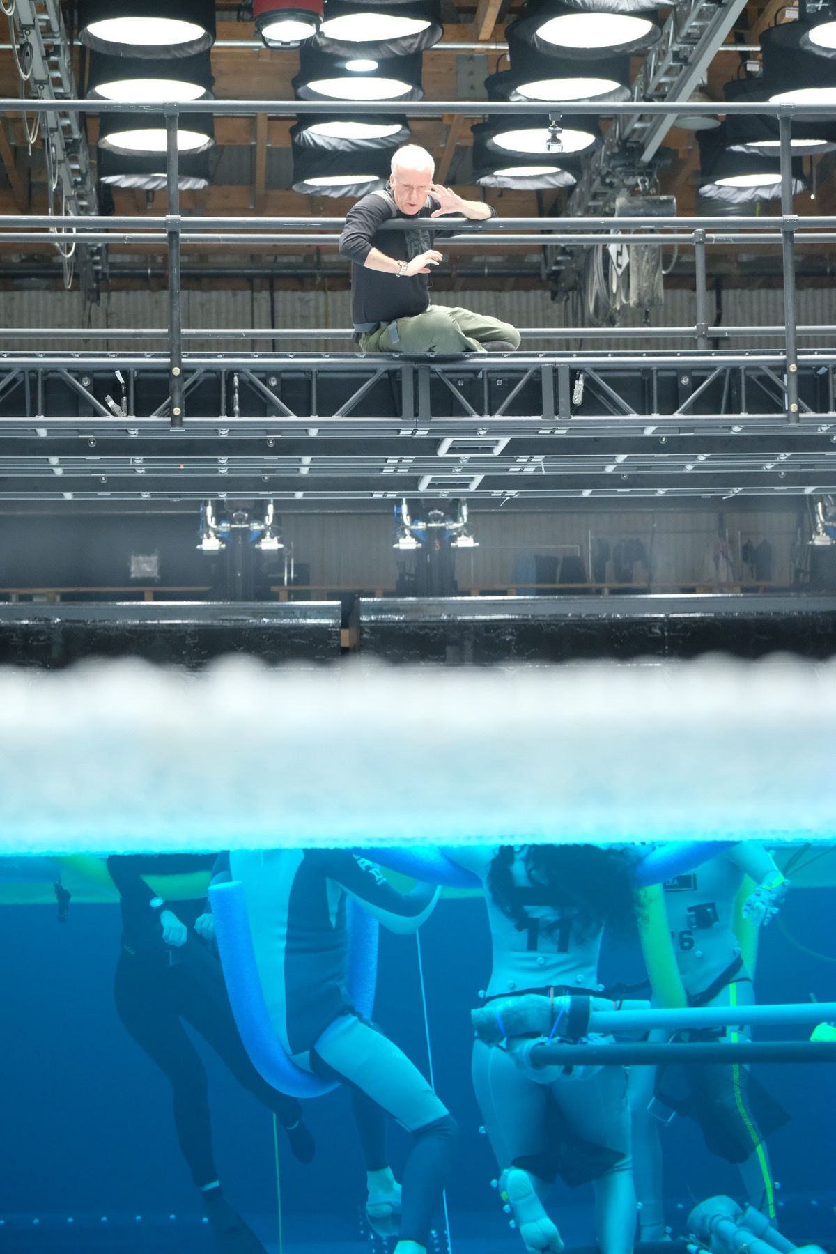 James Cameron dirige gli attori del nuoto che indossano spaghetti in un gigantesco serbatoio d'acqua per avatar 2