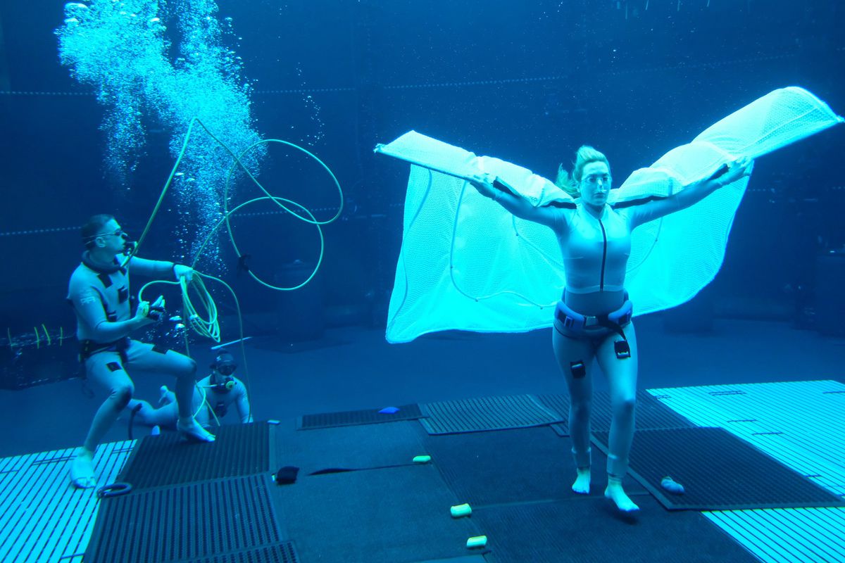 Kate Winslet indossa un mantello subacqueo durante le riprese di Avatar 2