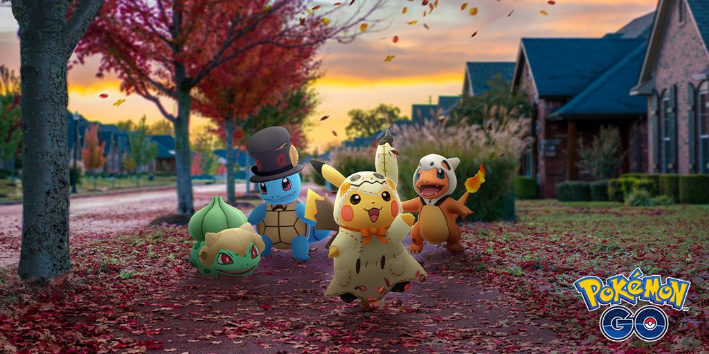 Pikachu, Bulbasaur, Squirtle e Charmander camminano per il quartiere vestiti rispettivamente da Mimikyu, Shedinja, Yamask e Cubone.