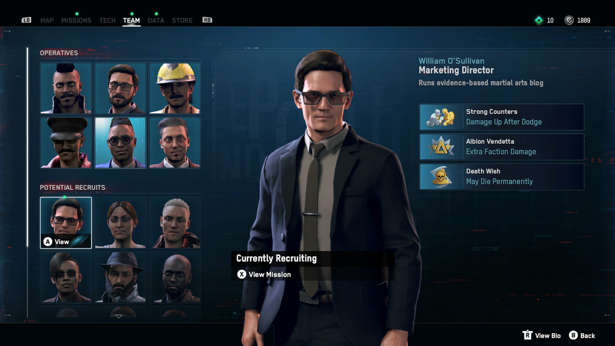 schermata di reclutamento della squadra che mostra un candidato in giacca, cravatta e occhiali affumicati