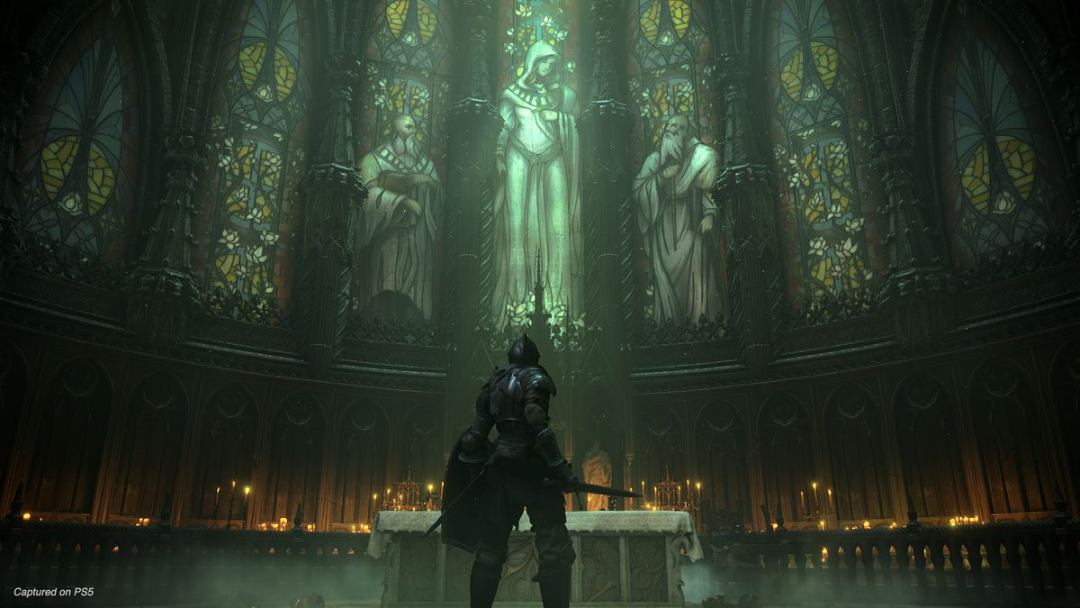 Un cavaliere sta davanti all'altare di una chiesa e alle vetrate colorate in uno screenshot di Demon's Souls