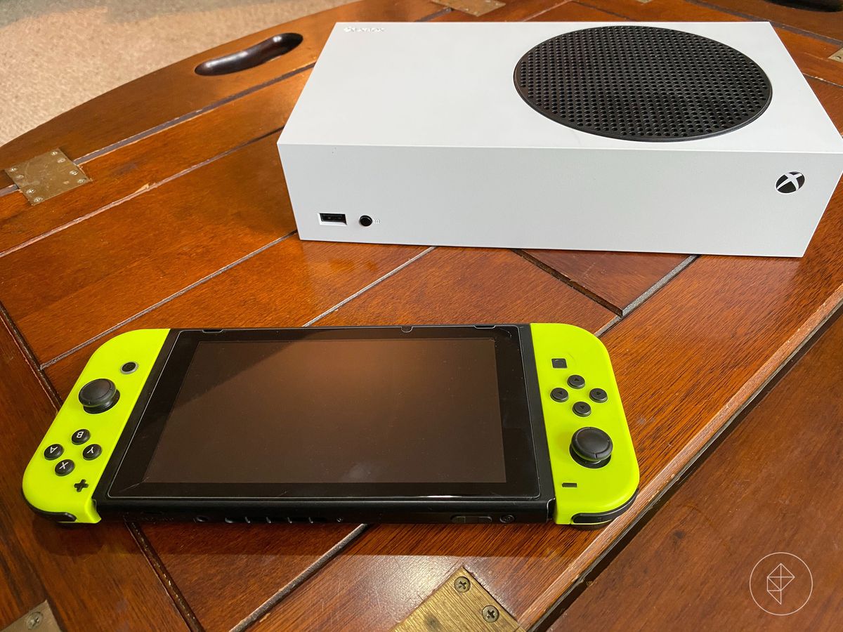 Foto di una console Xbox-S e di un Nintendo Switch